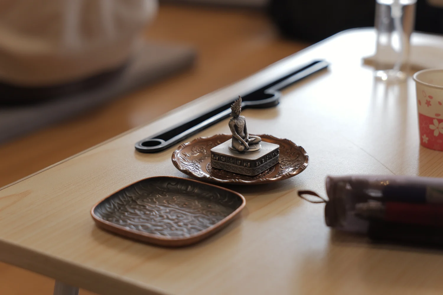 桌上的小佛像與供養用具