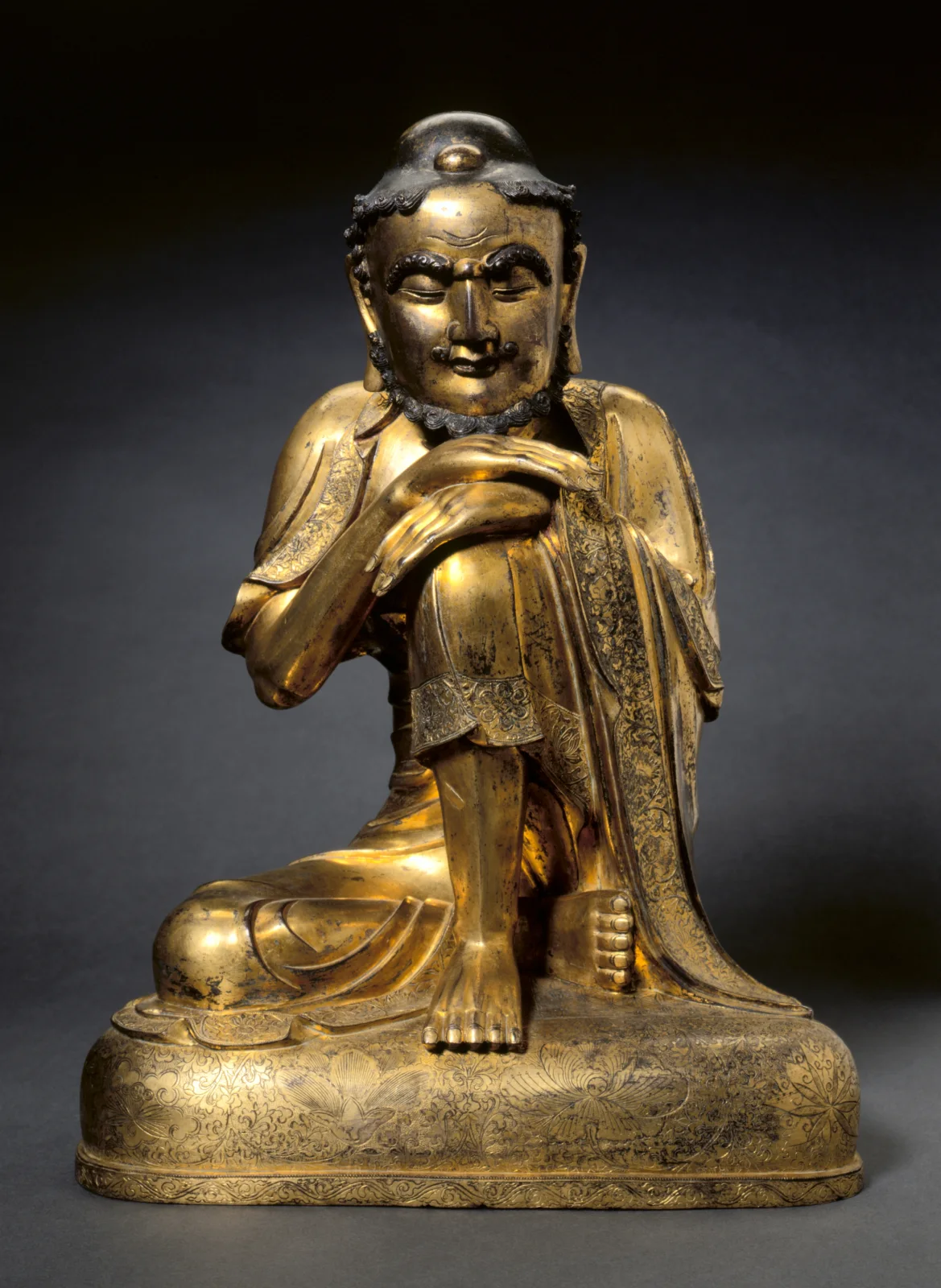 元代鎏金銅製釋迦修行像，閉目、雙手交疊、屈膝而坐，克里夫蘭藝術博物館藏