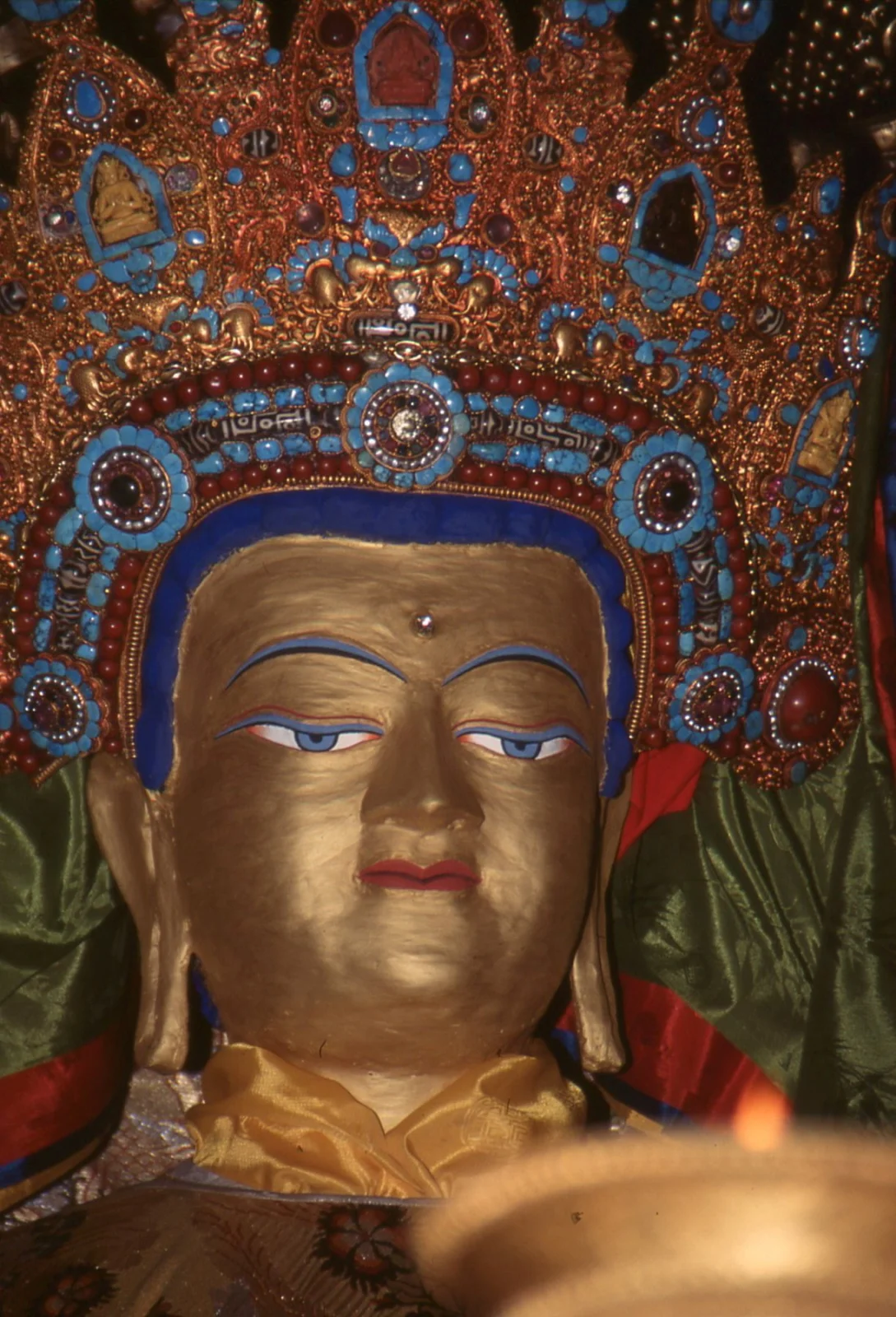 拉薩大昭寺等身世尊的真實正面攝影，金色佛面與藍綠珠寶冠飾，Günther Jontes 攝影