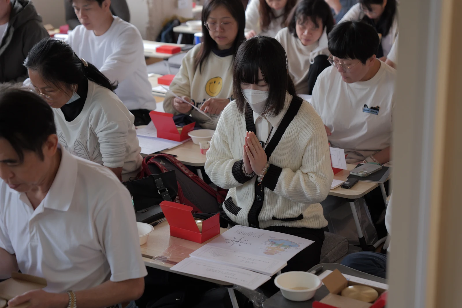往屆共修現場,參與者合掌修持