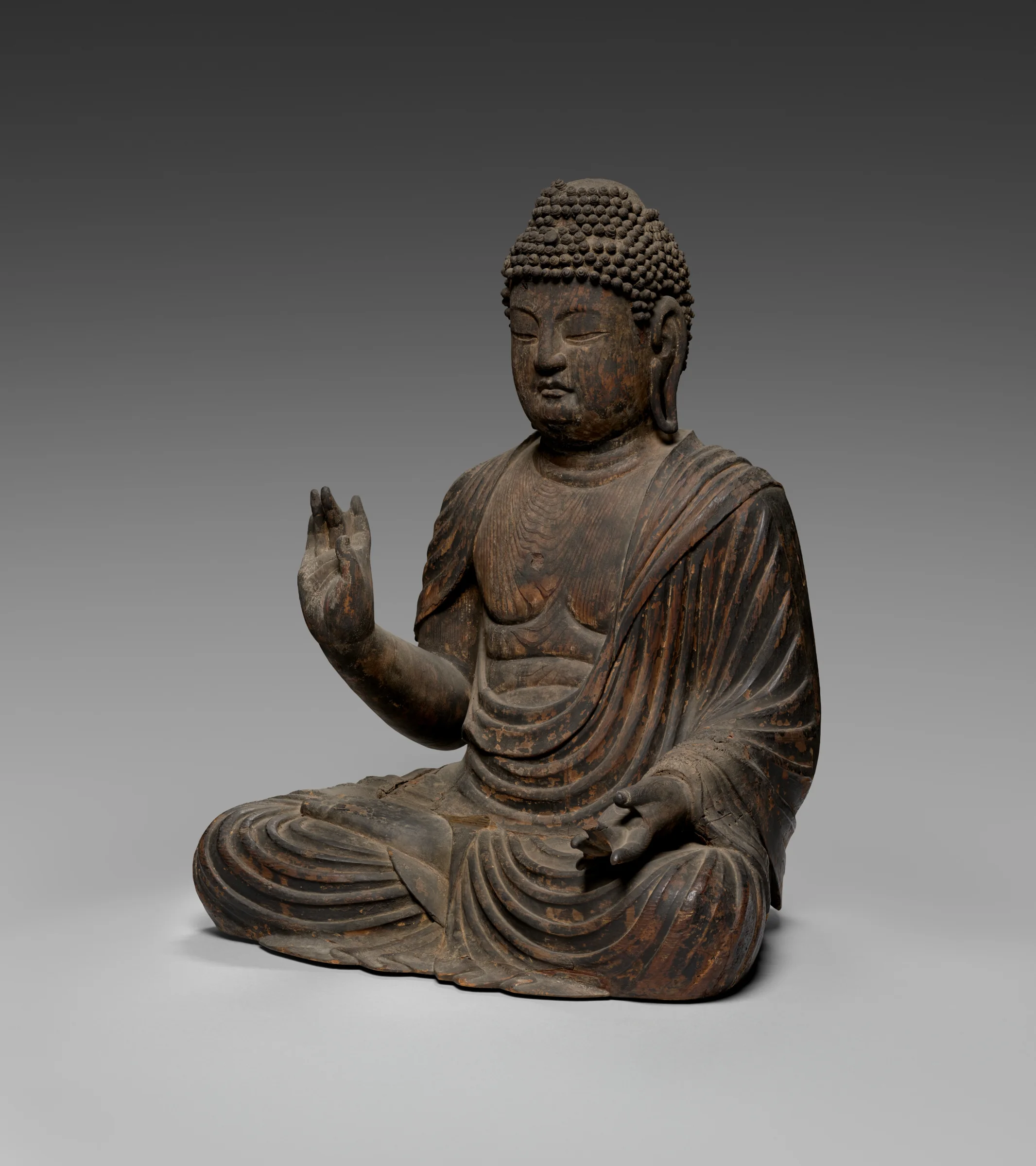 日本平安時代約西元九百年的木雕釋迦坐像，真實斜角攝影，克里夫蘭藝術博物館藏