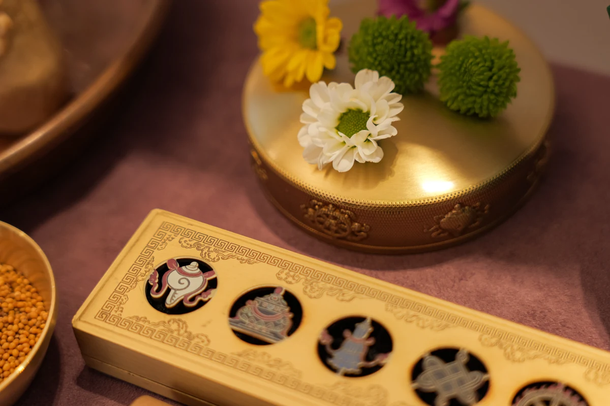 供花、曼達與供養器物